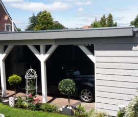 Carport mit großer Schiebetür zum Garten