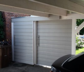 Carport mit großer Schiebetür zum Garten